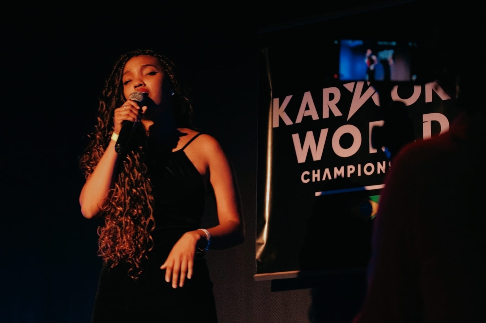 Sara Braz vai representar o Brasil na final do Campeonato Mundial de Karaokê no Panamá