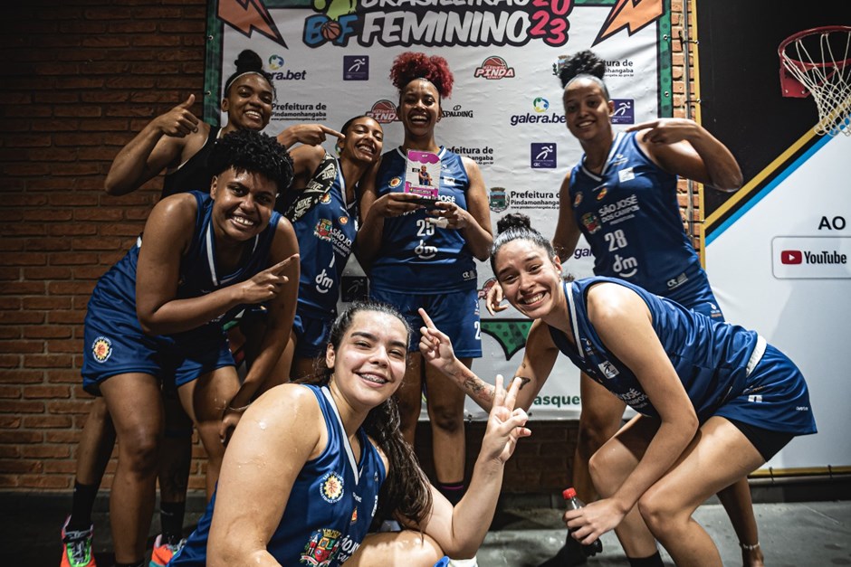 Atletas do São José Basketball Feminino comemorando vitória