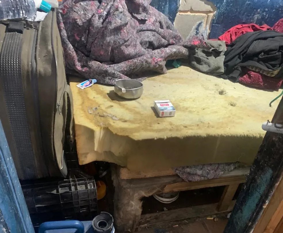 quarto com colchão estragado, sujo e bagunçado, com condições insalubres, em que trabalhadores mantidos em trabalho análogo à escravidão eram mantidos na região