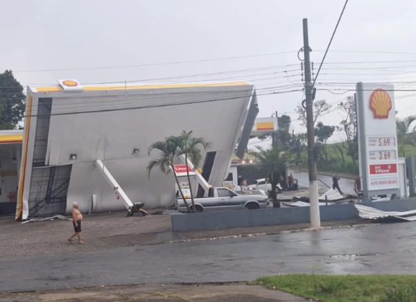 telhado de posto de gasolina caído em caçapava