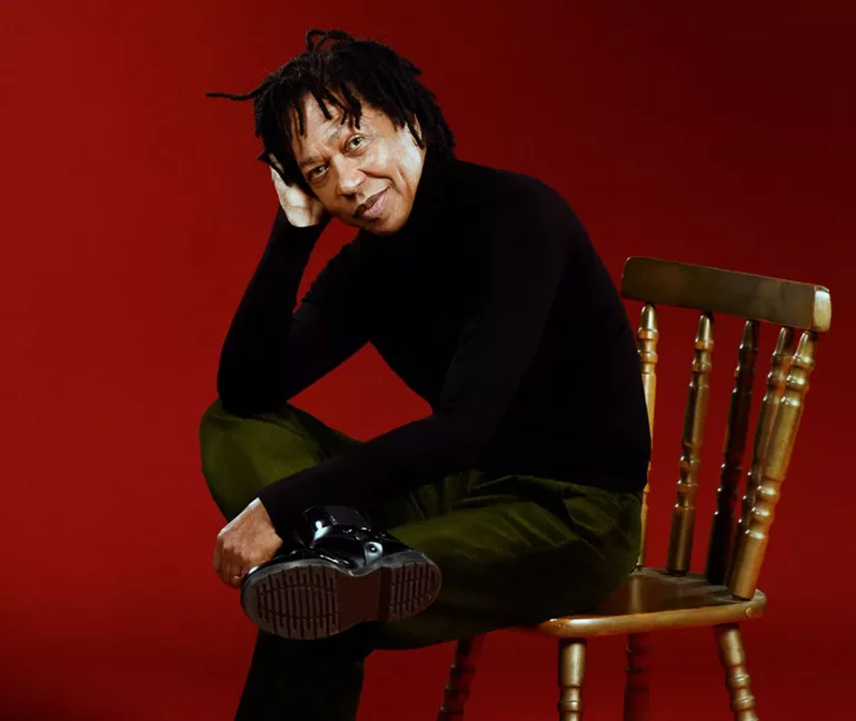 djavan sentado em cadeira posando pra foto