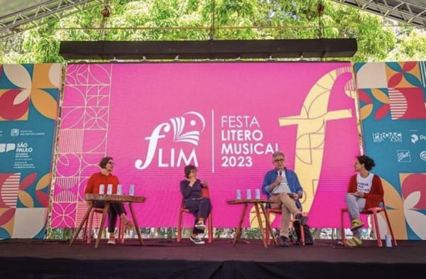mesa literária em palco da flim com presença de humberto werneck durante o final de semana no parque vicentina aranha