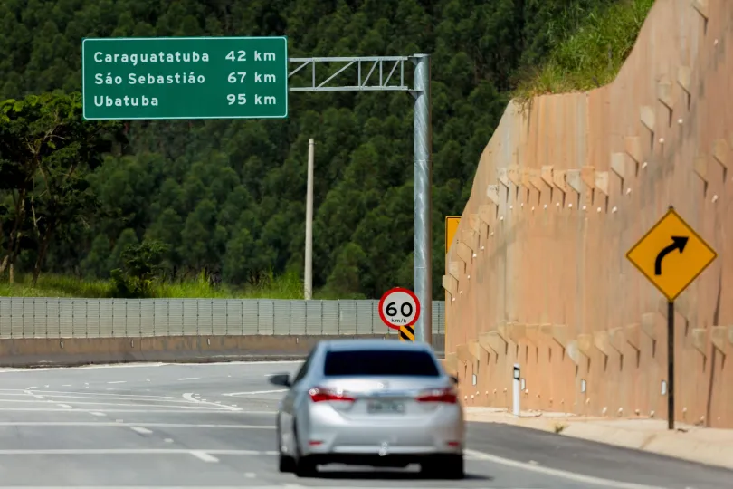 Rodovia dos Tamoios, sendo trafegada por carro, terá operação especial para 7 de setembro