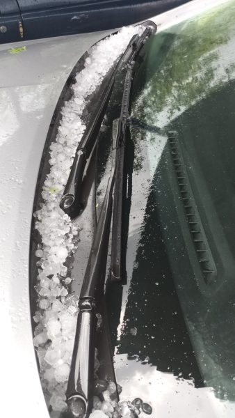 vidro dianteiro de carro em taubaté coberto com granizo