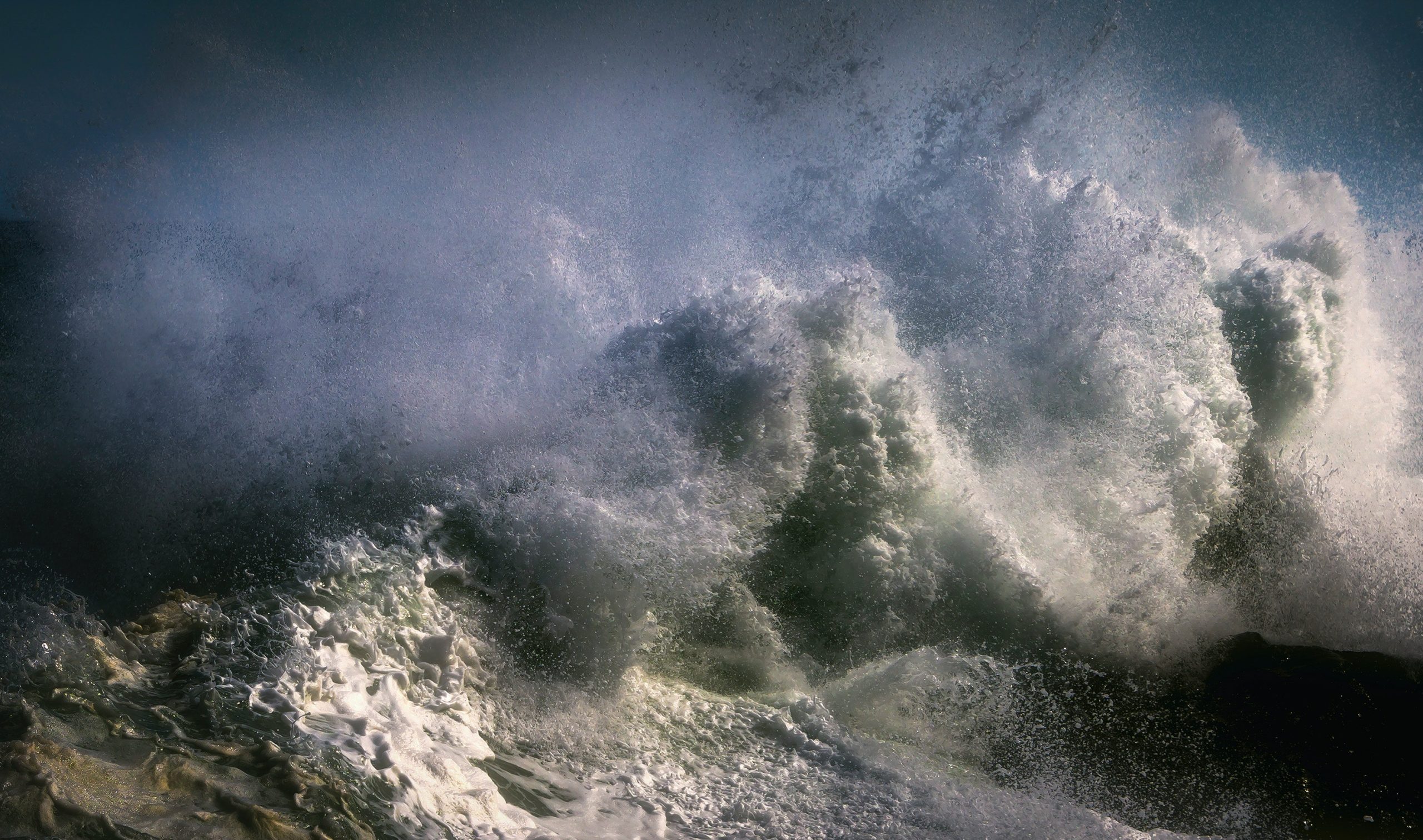 ondas grandes quebrando no mar