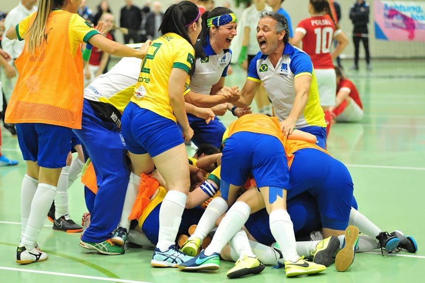 seleção feminina de surdas comemorando título mundial em 2019