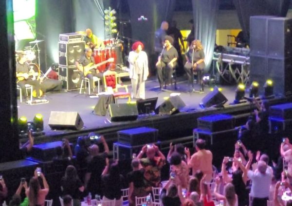 visão do palco e de alcione cantando durante show em sjc