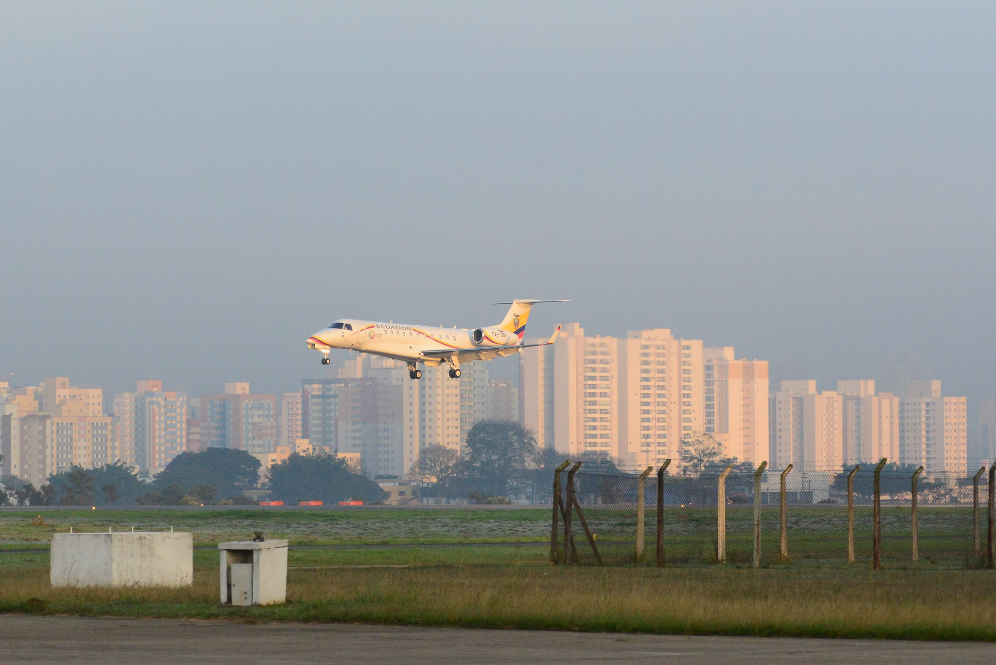 avião da embraer pousando no aeroporto de são josé dos campos