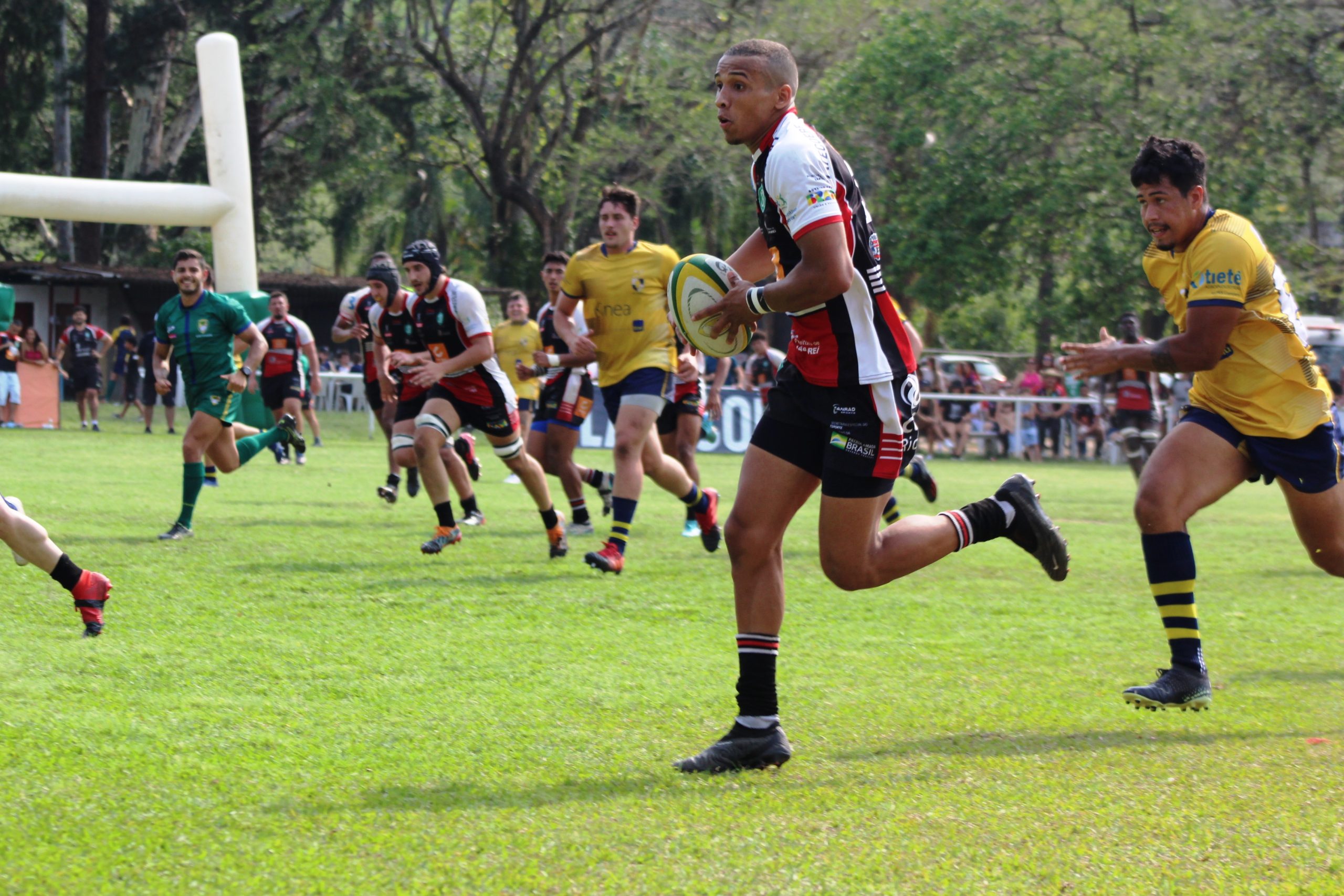 Jogador do Jacareí Rugby, correndo com a bola, que vai enfrentar o Pasteur na final do Paulista