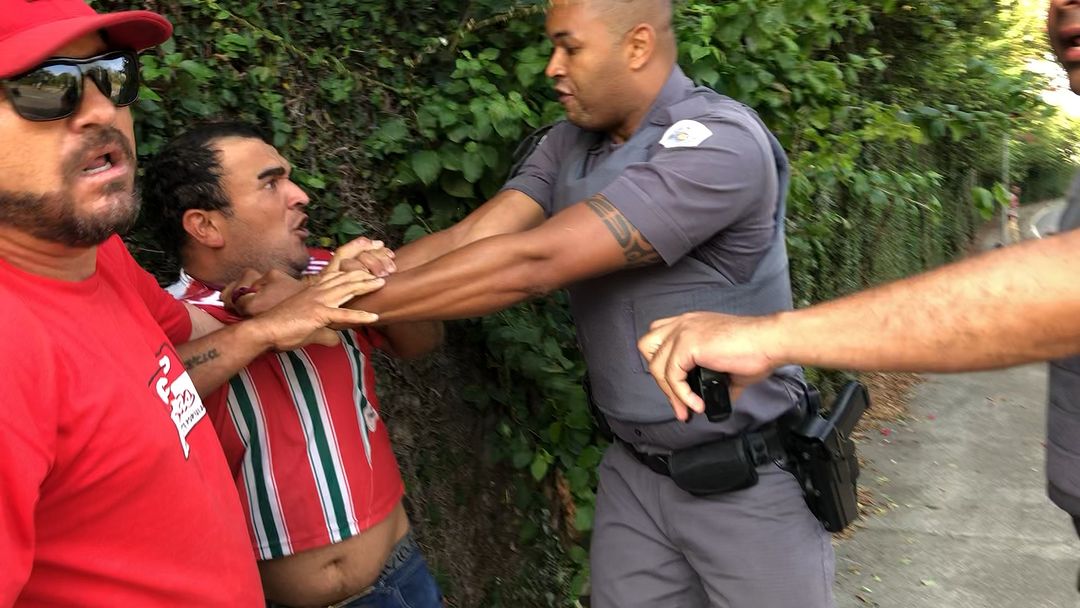 imagem mostra policial agredindo grevista na fábrica da embraer em são josé dos campos