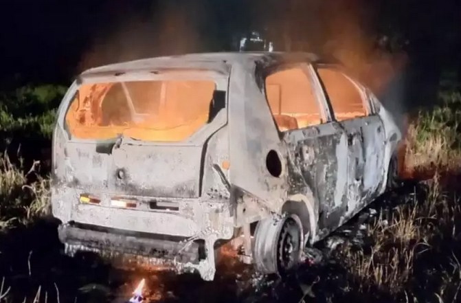 Corpo carbonizado foi encontrado dentro de carro em chamas em Pindamonhangaba