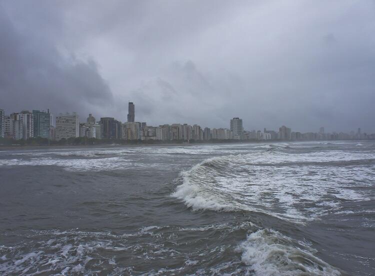 Mar de praia no Litoral Norte, que poderá registrar vento forte neste feriado
