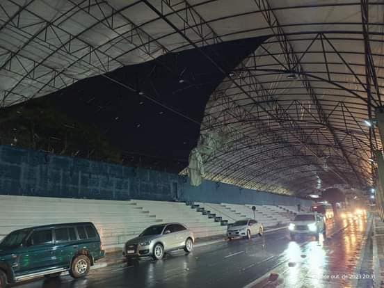 Cobertura da avenida do Povo danificada após chuva forte em Taubaté