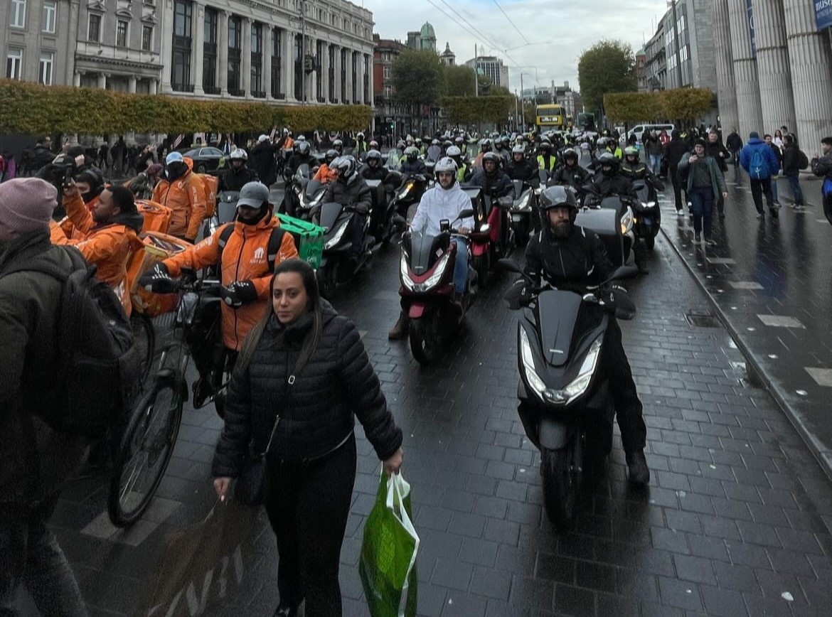 motociclistas e manifestantes protestando por justiça pelo brasileiro joão henrique, atropelado no último sábado
