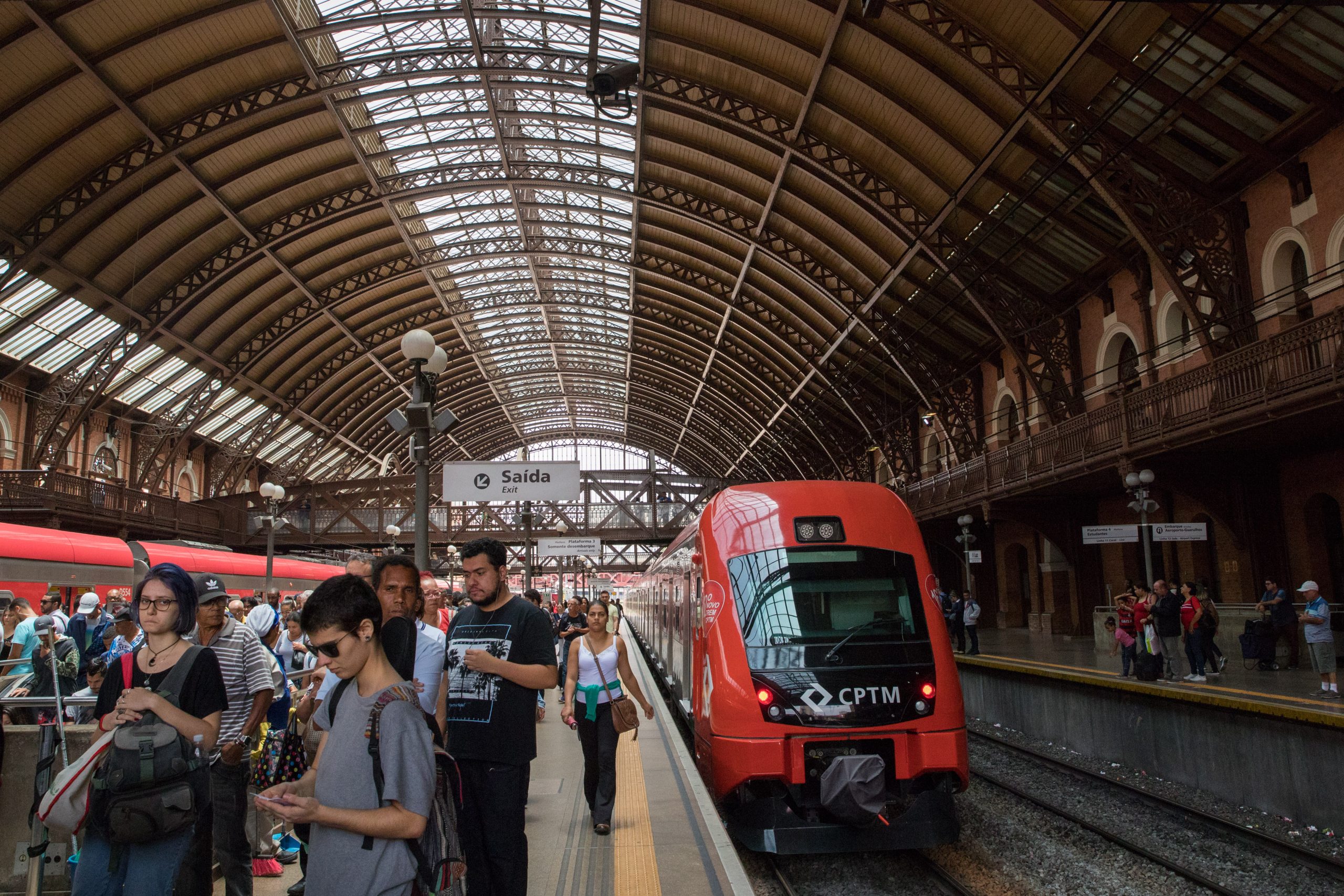 Estação de trem da CPTM cheia de pessoas; empresa fez greve junto com Sabesp e Metrô, contra privatizações em São Paulo