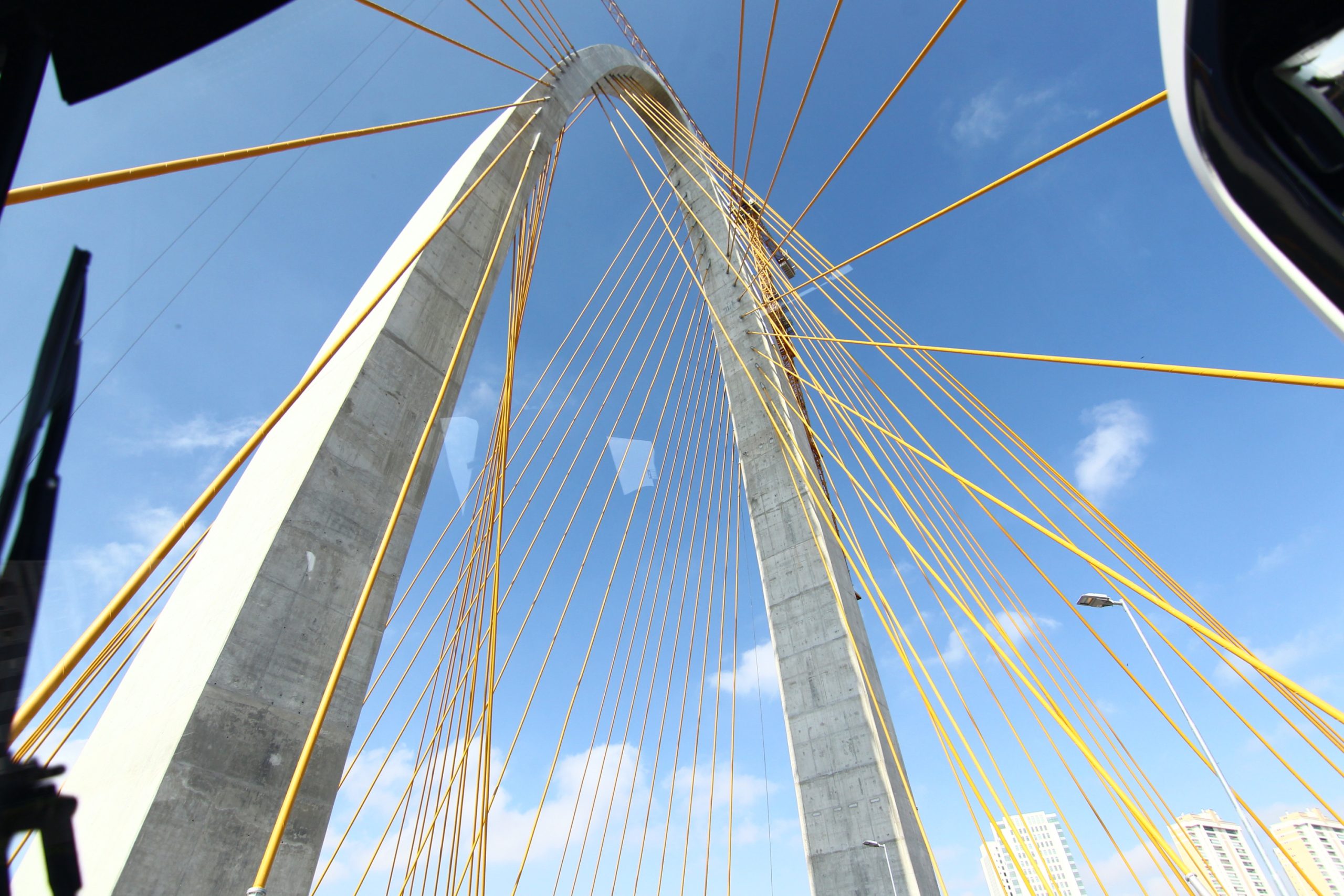 Ponte estaiada, faz ligação com a av. São João, que compõe a DWalk São José dos Campos