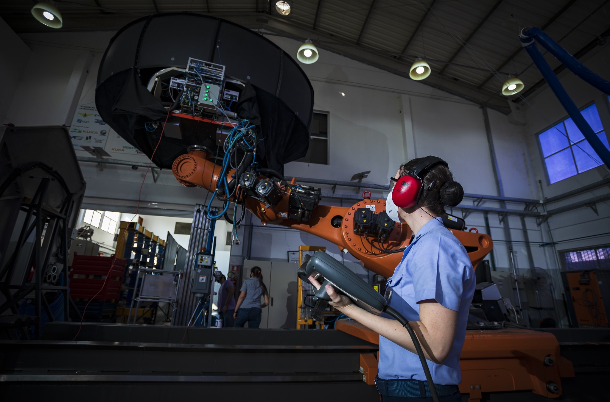 aluna de engenharia do ita atuando com máquinas; novo campus deve ser criado em breve no ceará