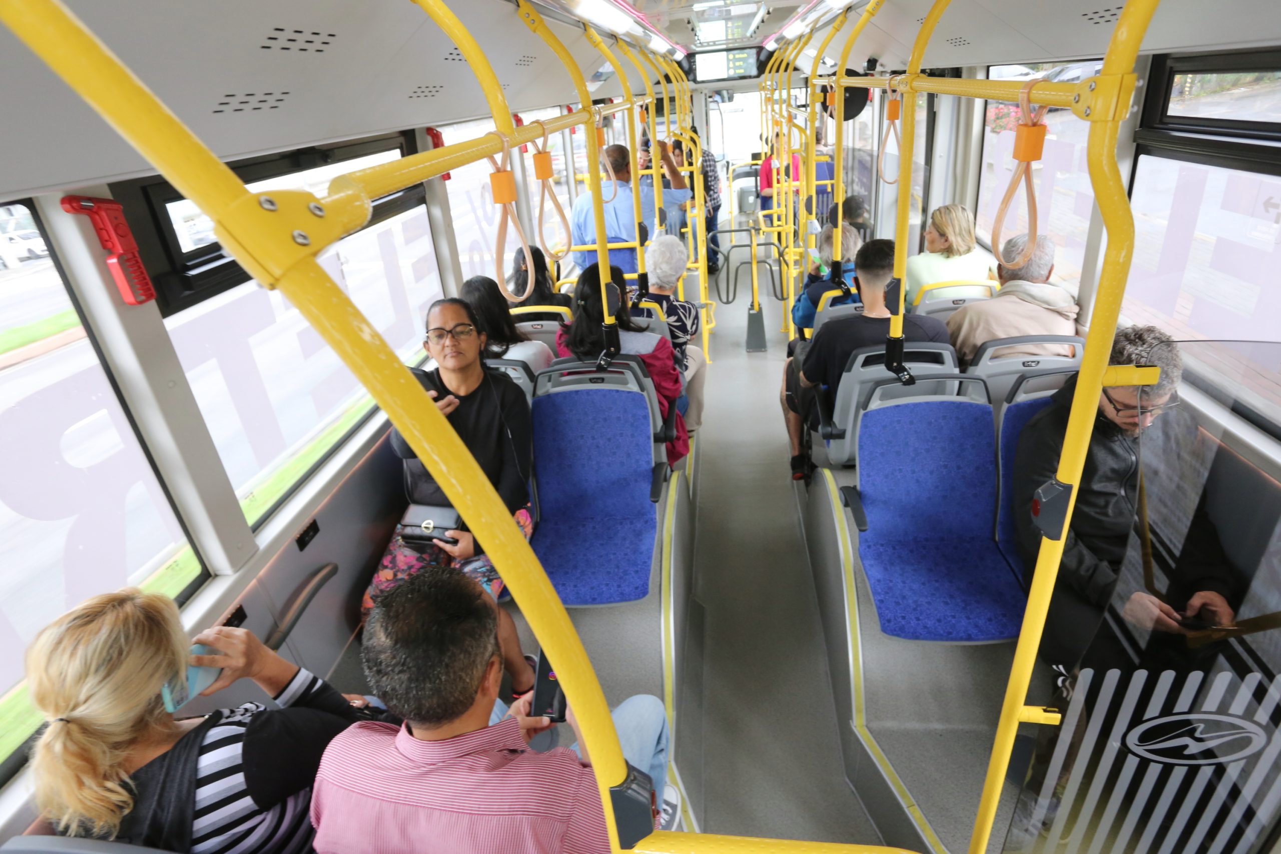 Pessoas no nterior de VLP (Veículo Leve Sob Pneus) da prefeitura de são José dos Campos, que abriu edital para ter frota de ônibus elétricos