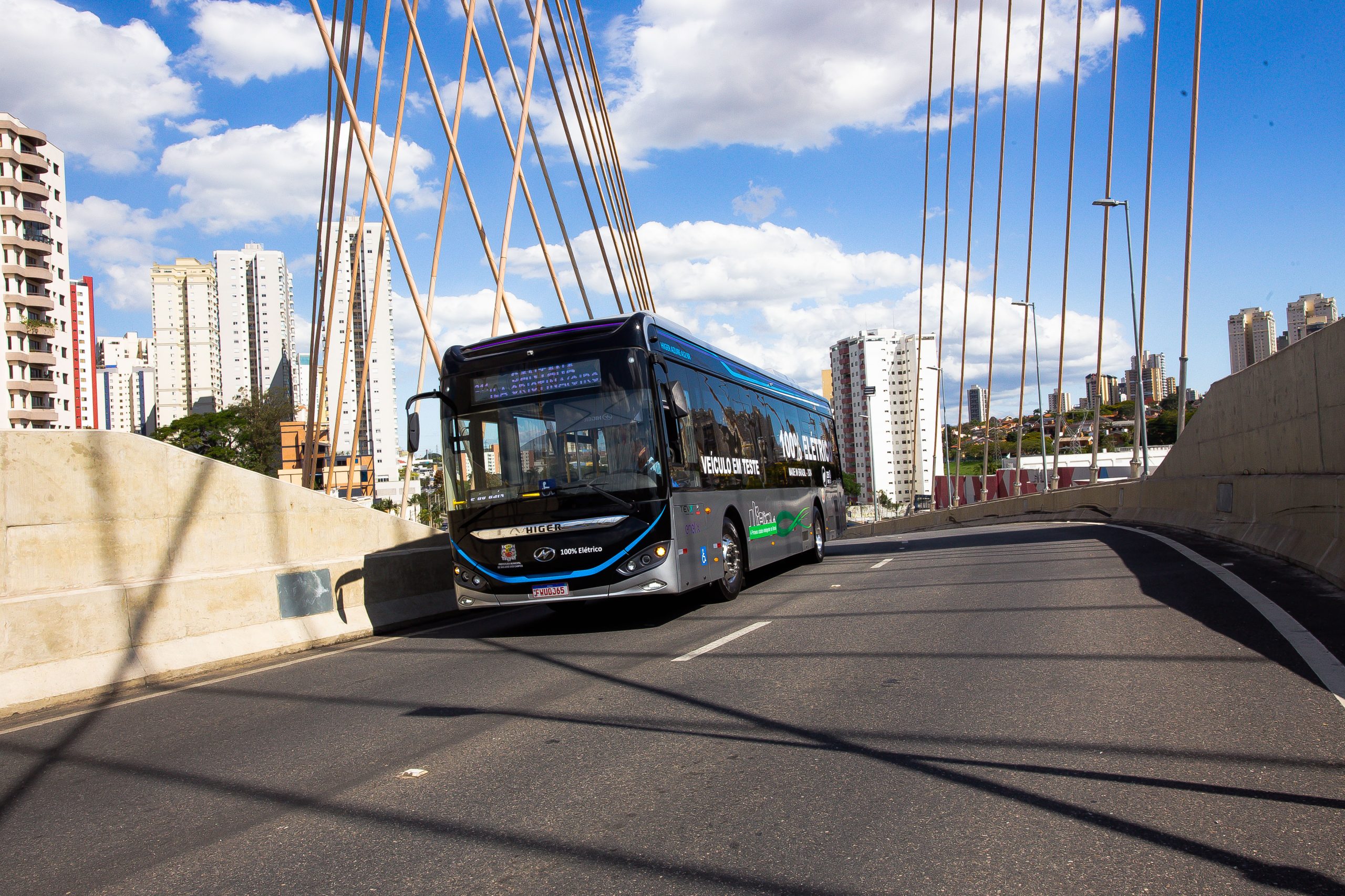 ônibus elétricos, assim como este que anda pela ponte estaiada, devem substituir os comuns, segundo o edital da Urbam