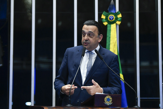 Vice-governador do estado de São Paulo, Felicio Ramuth, durante pronuncionamento no Senado Federal; ele veste terno e está em cima de um palanque falando ao microfone com a bandeira do Brasil atrás.Felicio vai estar presente em congresso sobre marketing político em São José