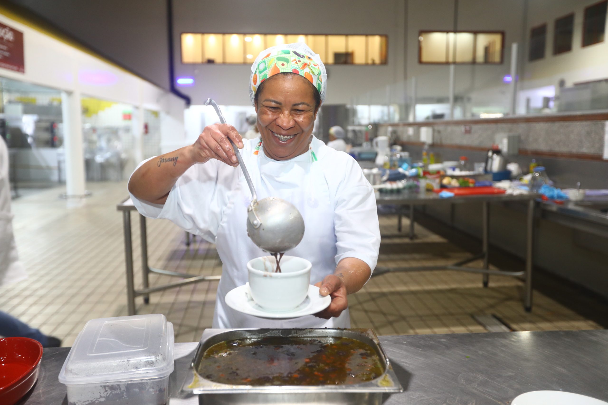 Participante da final do Super Merendeiras, com feijoada