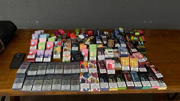 Cigarro eletrônicos apreendidos após jovem suspeito de vender ser preso em Taubasté