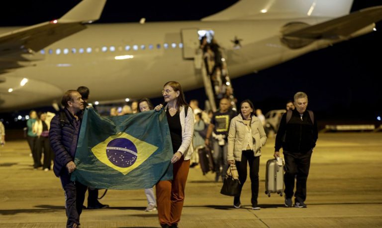 Brasileiros retornam de Israel para o Brasil em meio ao conflito com Hama; FAB faz operação de repatriação