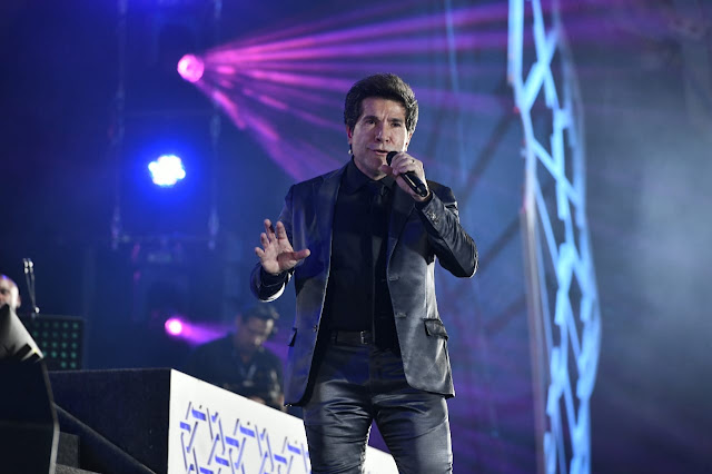 Cantor Daniel com microfone no palco; ele se apresenta com outros artistas em show gratuito na Festa da Padroeira nesta terça-feira (10)