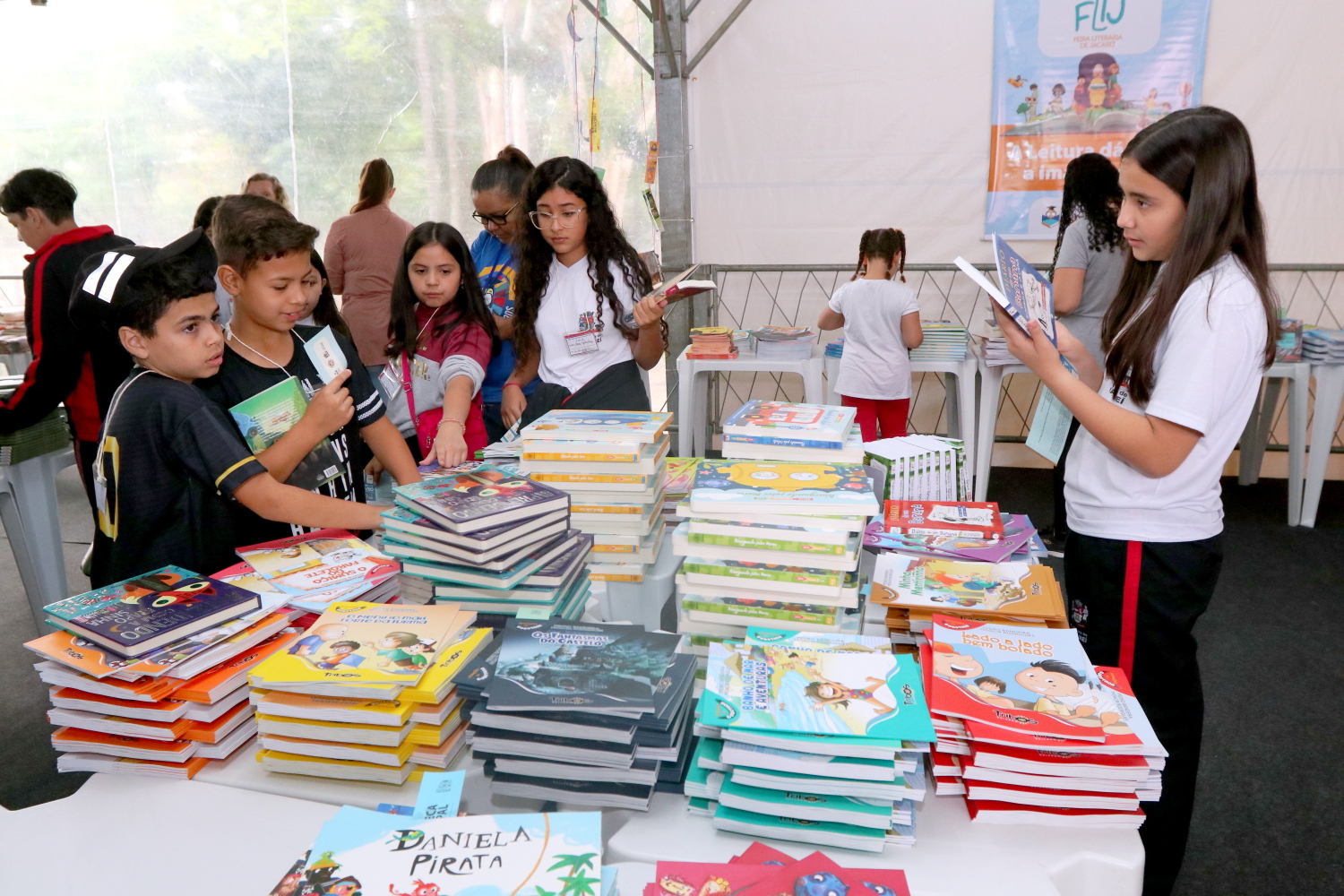 crianças pegando livros na flij 2023