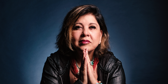 Roberta Miranda, com mãos fazendo juntas, vai fazer show em Taubaté