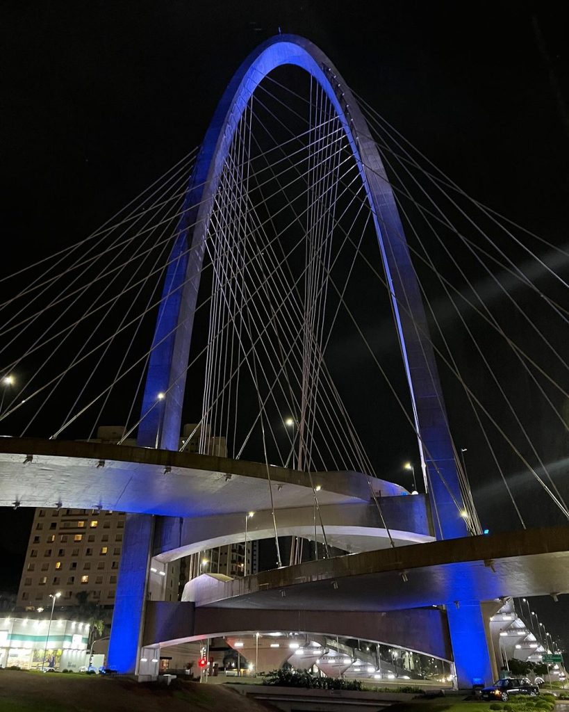 ponte estaiada em são josé dos campos iluminada de azul em solidariedade à israel