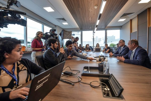 jornalistas e execustivos da boeing em coletiva de imprensa na nova sede em são josé