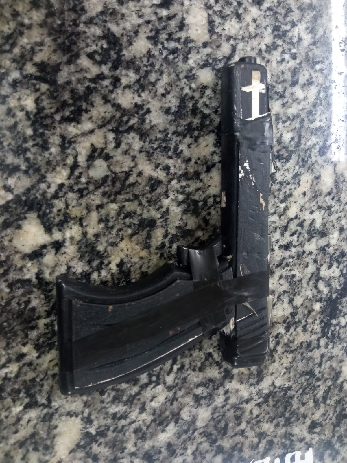 Simulacro de arma de fogo utilizado por homem durante tentativa de assalto a romeiros na Dutra em Taubaté