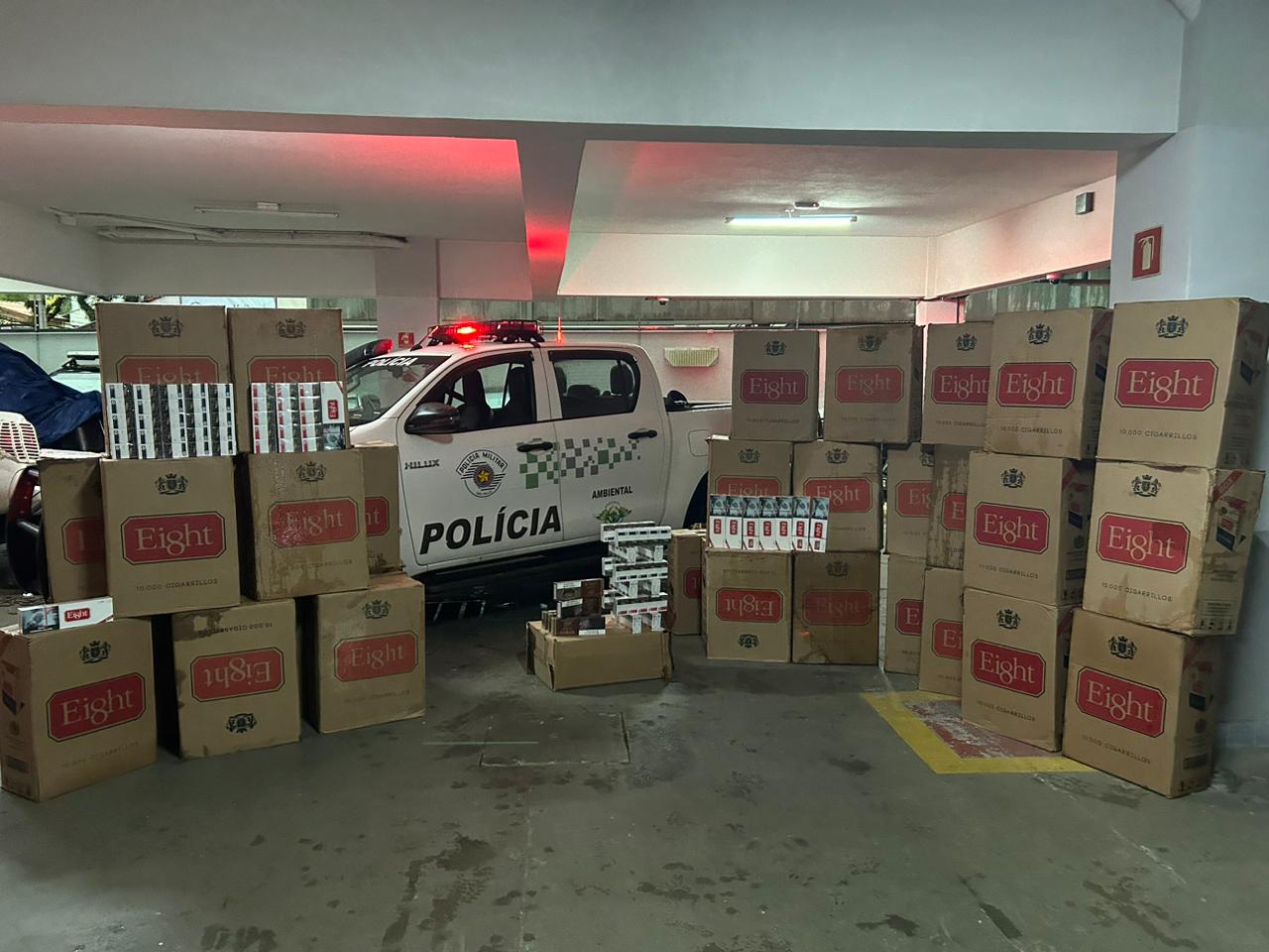 Mercadoria de cigarros contrabandeados apreendidos pela Polícia Militar Ambiental em Paraibuna