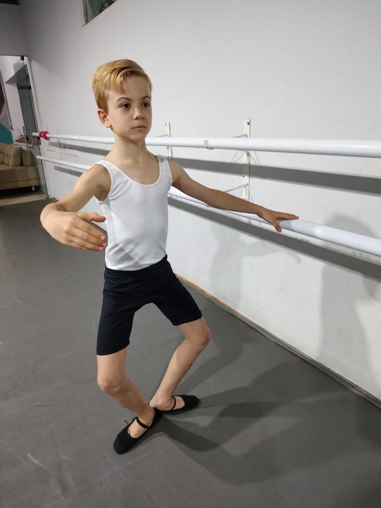 Bailarino da Fundart de Ubatuba, Leo Joaquim de Lima Ewald, de 8 anos, que conquistou bolsa na Escola de Teatro Bolshoi do Brasil