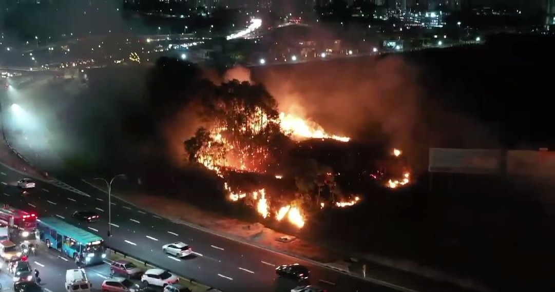 Vegetação em chamas após explosão de kombi no Anel Viário em São José