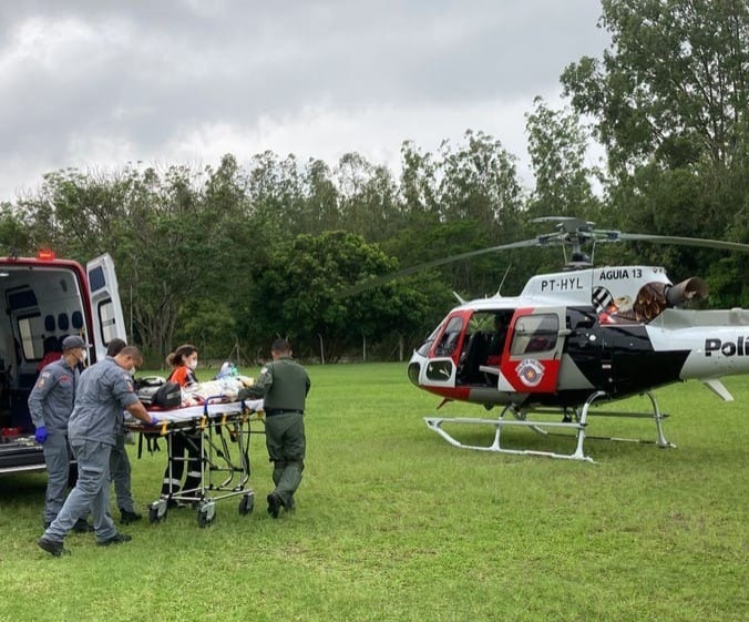 Motociclita foi preso após atropelar criança no Putim em SJC; imagem mostra vítima sendo socorrida pelo Corpo de Bombeiros , com auxílio do Helicóptero Águia