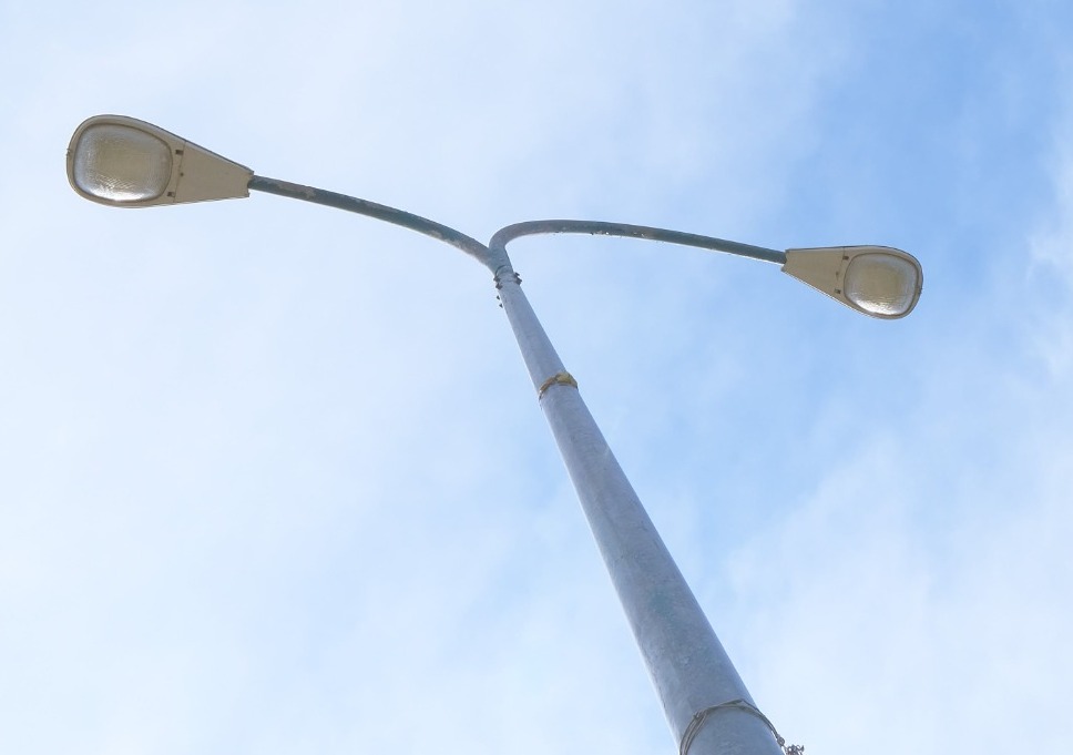 Poste de iluminação pública. Prefeitura de Taubaté contratou empresa para prestar serviço na cidade