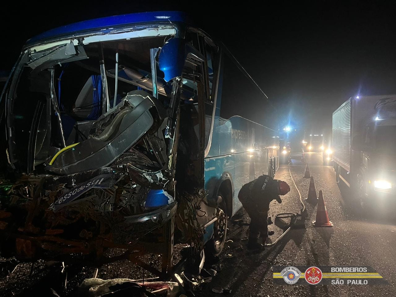 Ônibus com a parte frontal destruída após colisão com caminhão na Dutra em Cachoeira Paulista