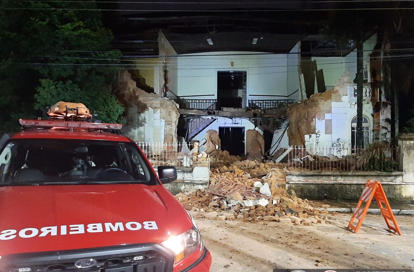 Fachada do antigo prédio da prefeitura de Guaratinguetá caida