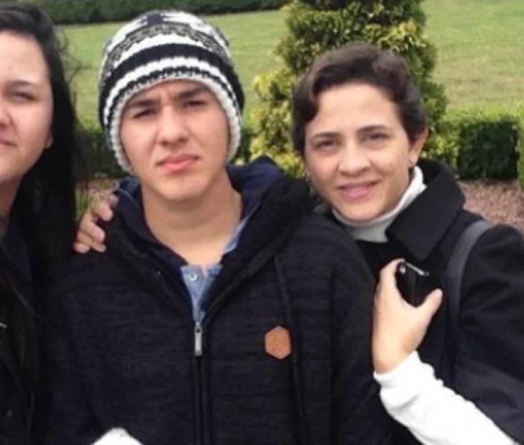 joão henrique ao lado da mãe, sheila thomaz