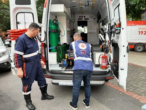 paramédicos retirando equipamentos d traseira de ambulância em são josé