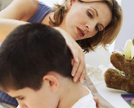 Mulher toca nuca de criança. como forma de identificar suposto caso de meningite; registrado em Cruzeiro (SP)