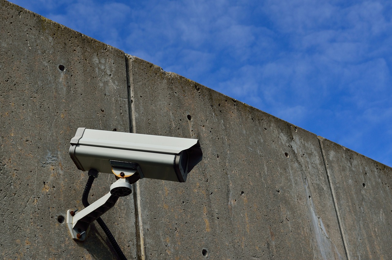 Câmera de monitoramento em instalada em muro; Governo suspendeu edital que previa instalação de muralha eletrônica