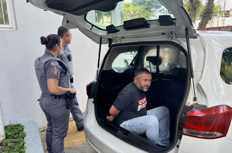 Dirigente sindical dentro de viatura da PM, ele um ativistas foram presos após greve na Embraer