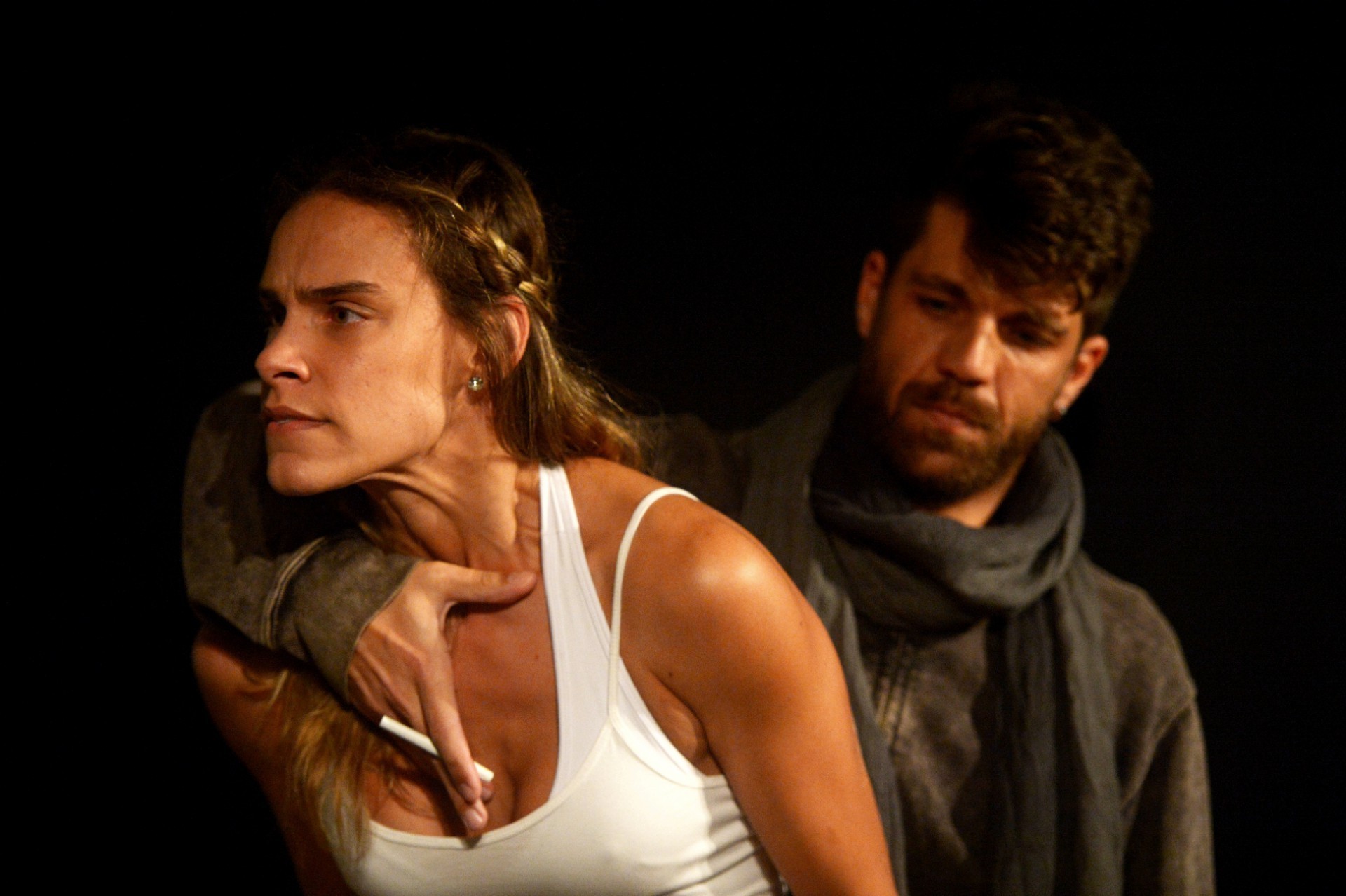 Isabella Nassar, atriz de Era Medeia, sendo segurada por homem, estará em cartaz no Teatro Colinas