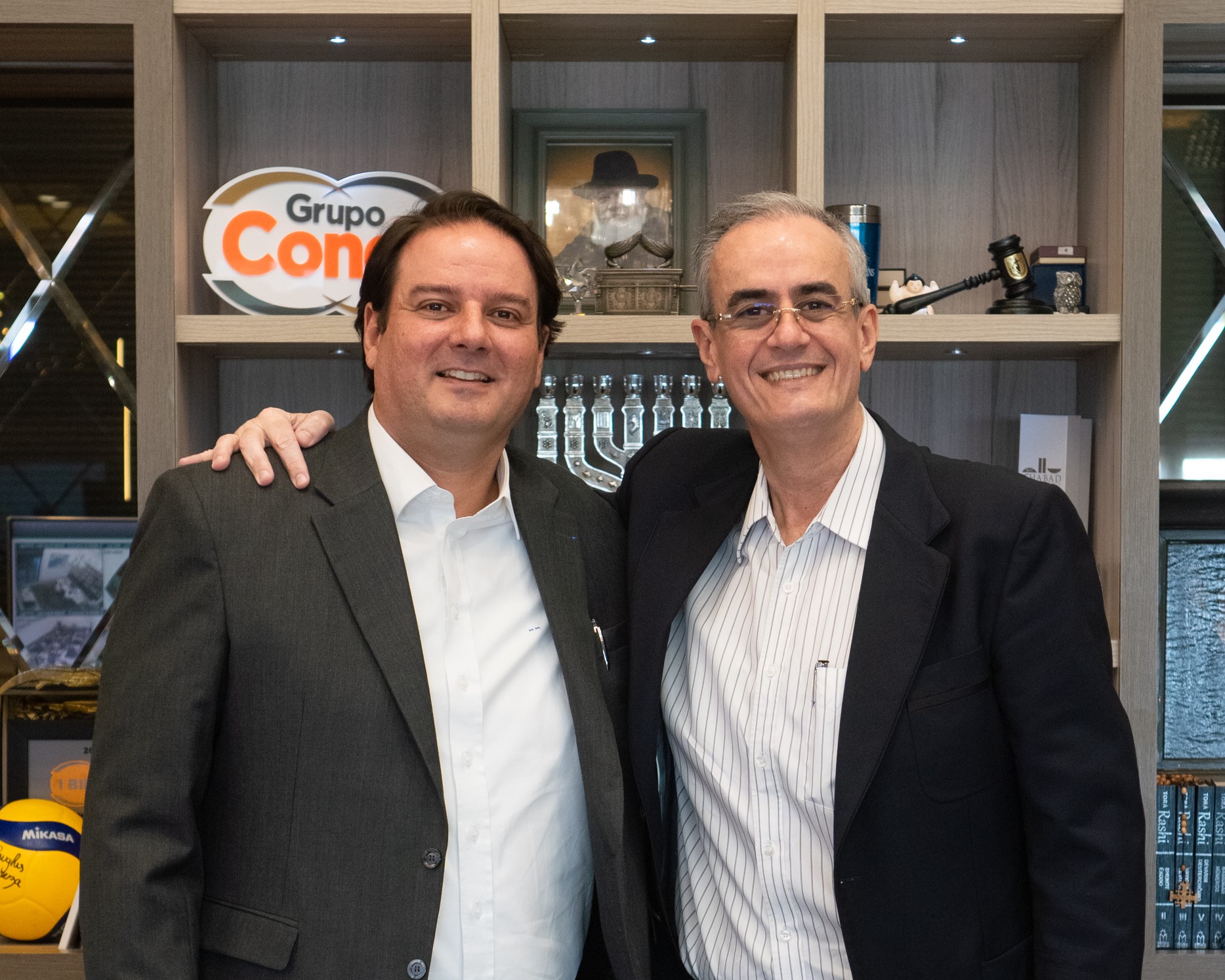 mário muniz e manoel conde posando para foto