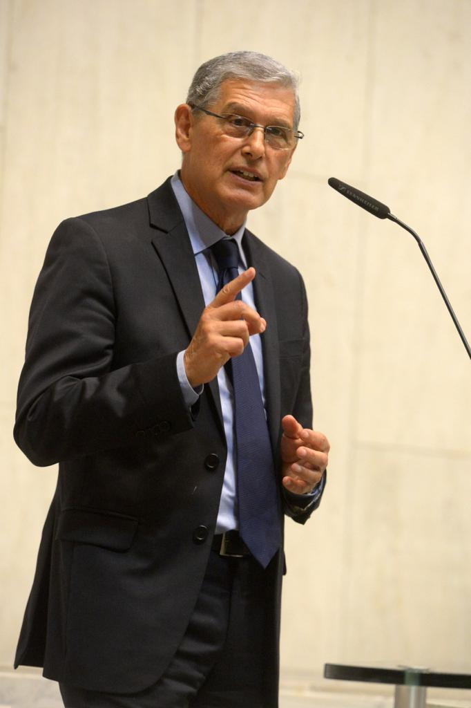 manoel oliveira falando em microfone
