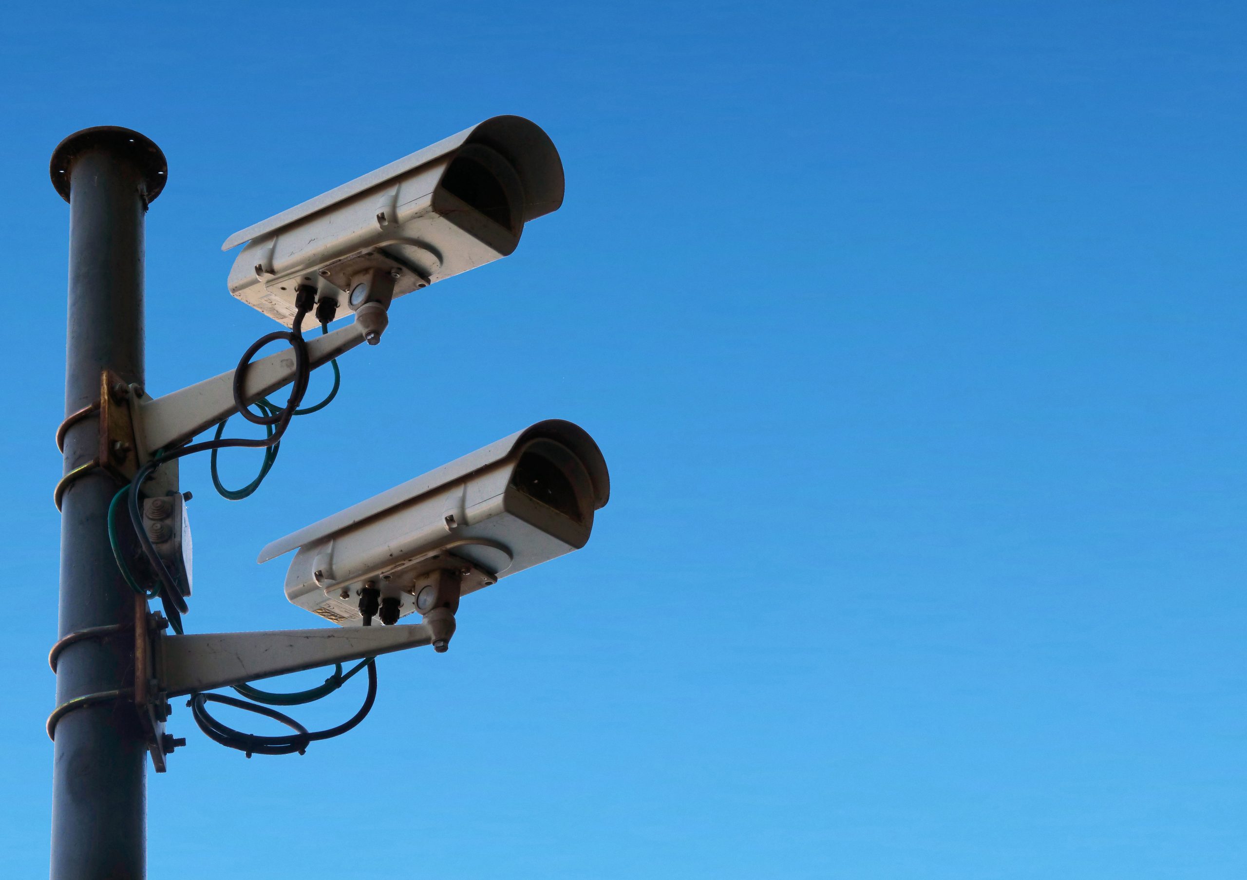 Câmeras de segurança; programa de muralha eletrônica deverá instalar dispositivos com reconhecimento de placas de veículo e facial em todo o Vale Litoral