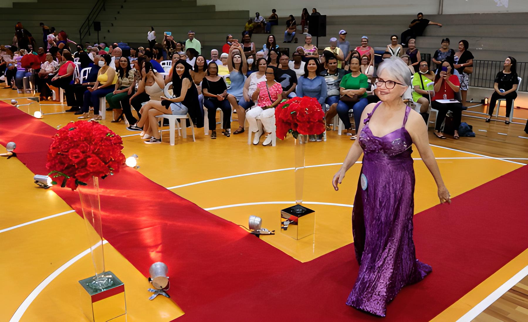 Mulher desfilando em concurso da melhor idade em Jacareí